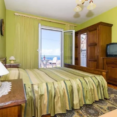 Sea View - Double With Shared Bathroom And Balcony *